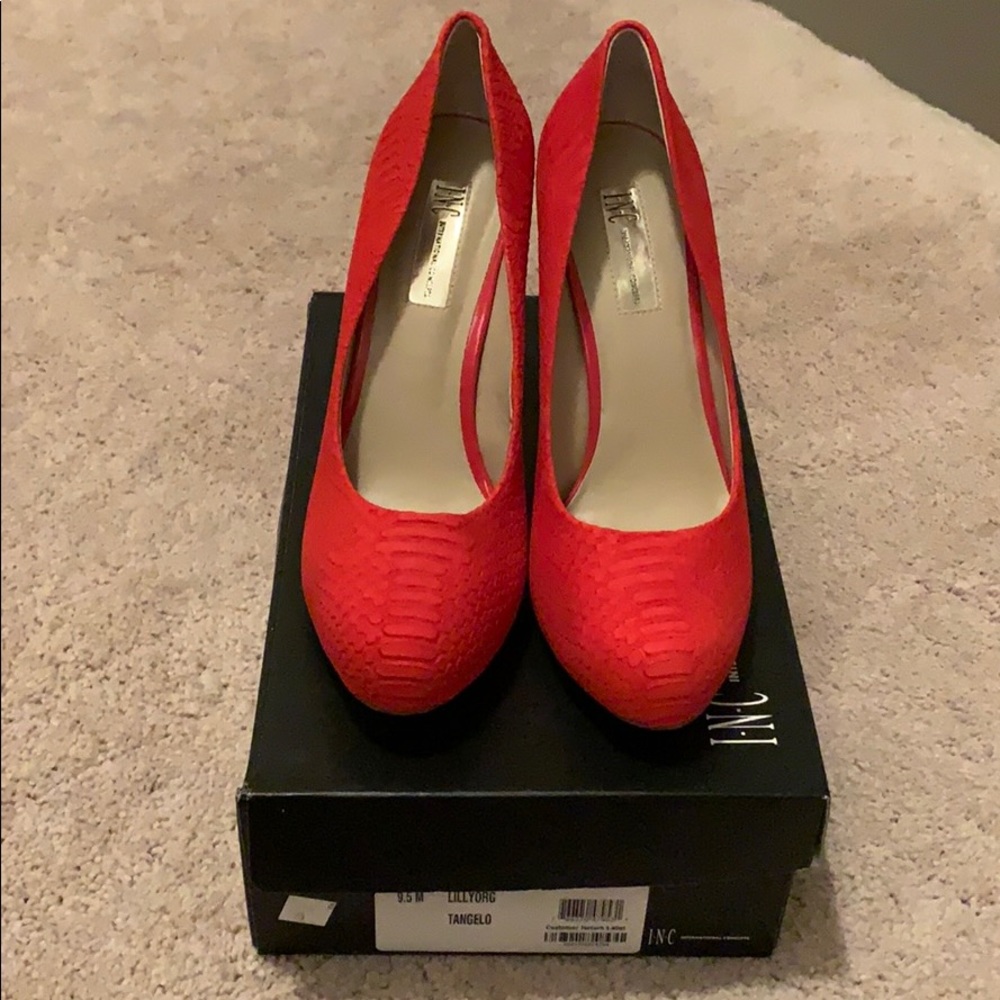 INC orange pumps